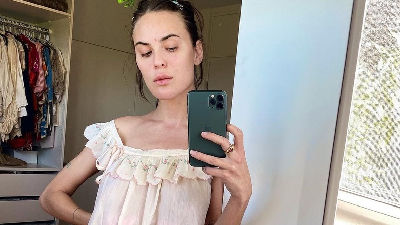 Tallulah Willis takes mirror selfie