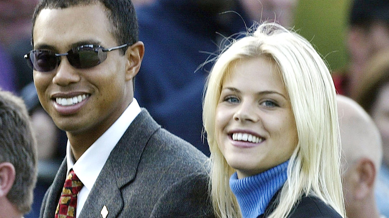 Tiger Woods and Elin Nordegren walk through a crowd