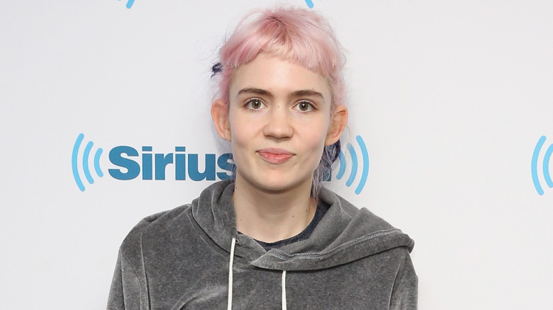 Grimes poses at SiriusXMU in 2015