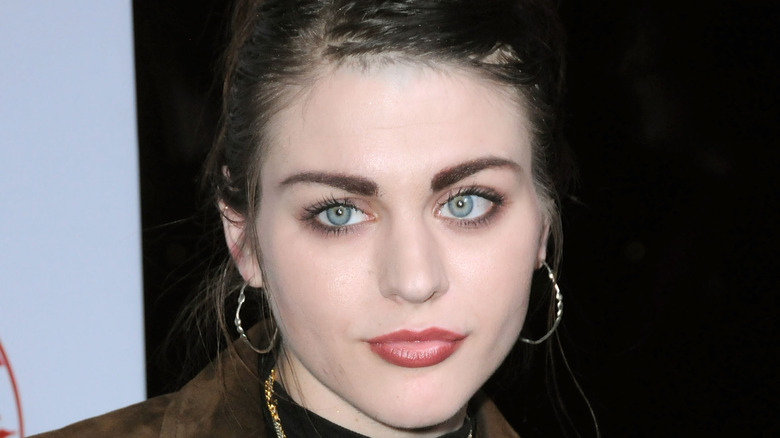 Frances Bean Cobain, posing