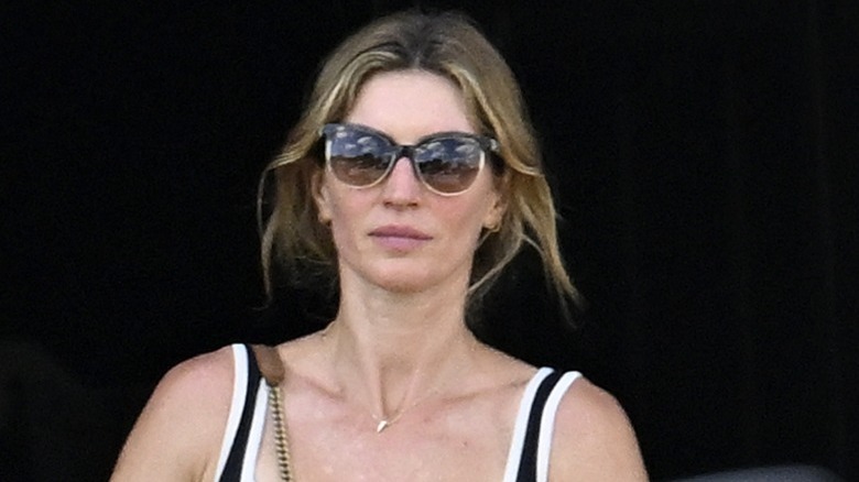 Gisele Bündchen wearing sunglasses