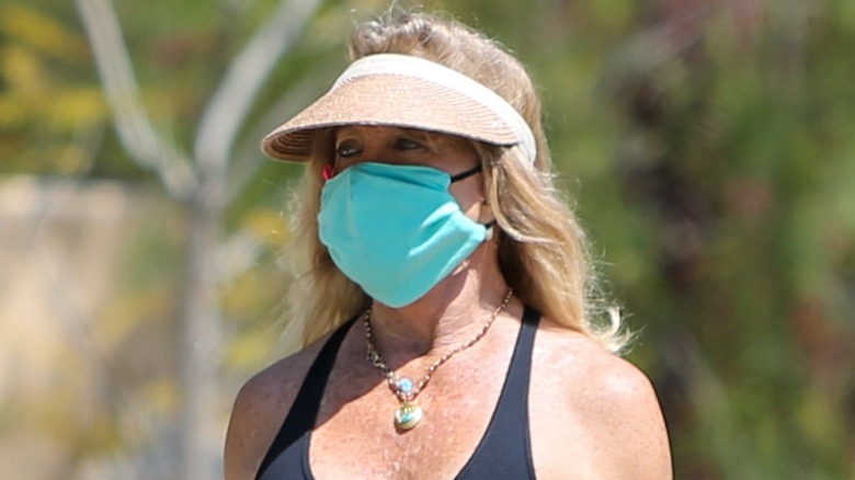 Goldie Hawn wears a mask in March 2020