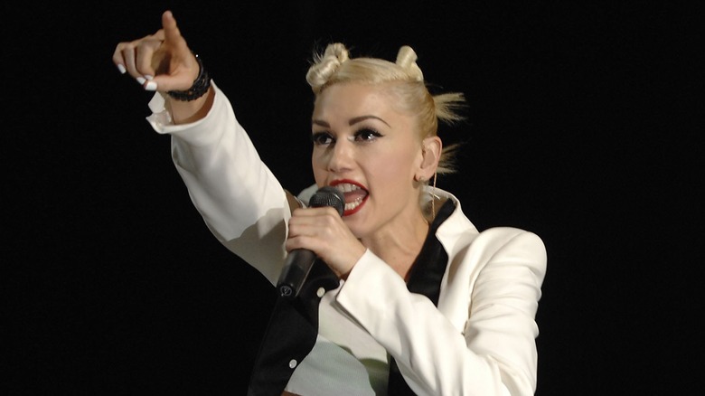 Gwen Stefani pointing