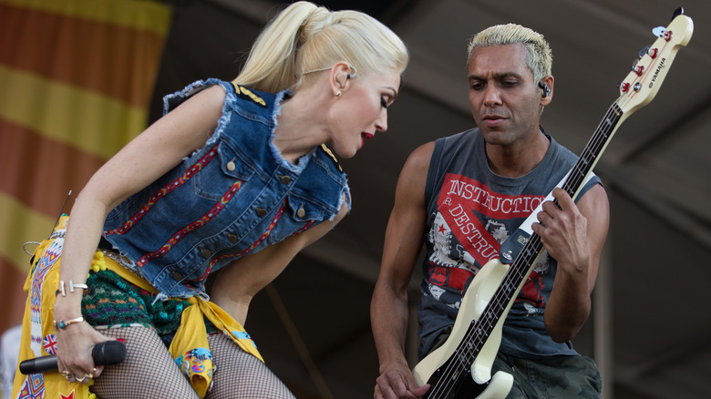 Gwen Stefani and Tony Kanal performing