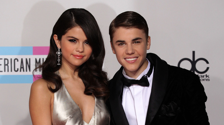 Selena Gomez and Justin Bieber posing