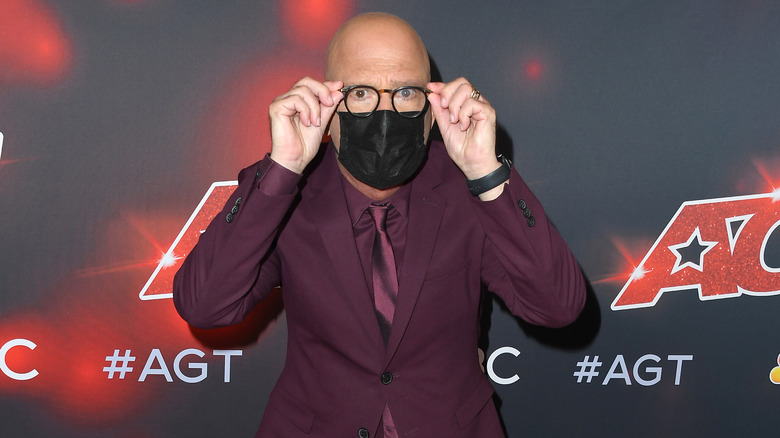 Howie Mandel wearing a mask