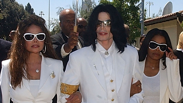 Latoya, Michael, and Janet Jackson outside trial 