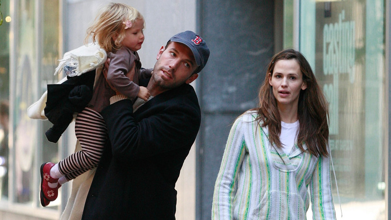 Ben Affleck and Jennifer Garner walks with Violet in 2007