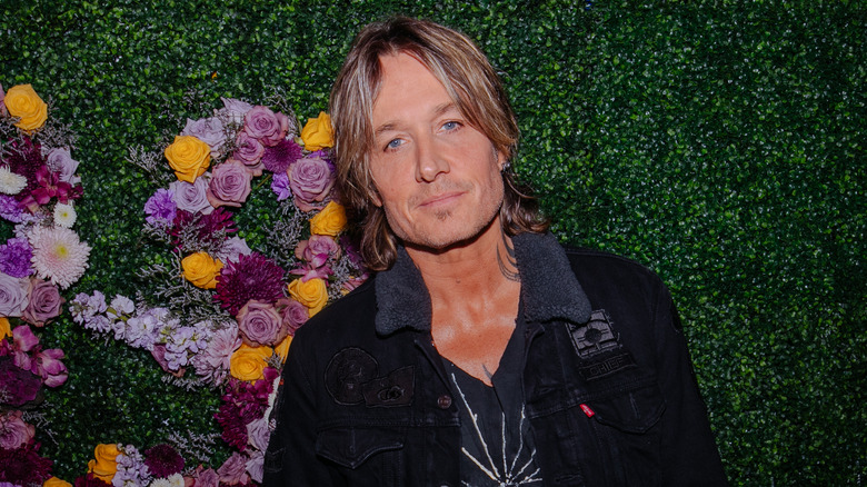 Keith Urban posing for cameras