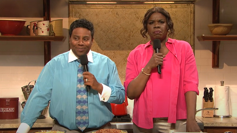 Kenan Thompson, Leslie Jones holding microphones