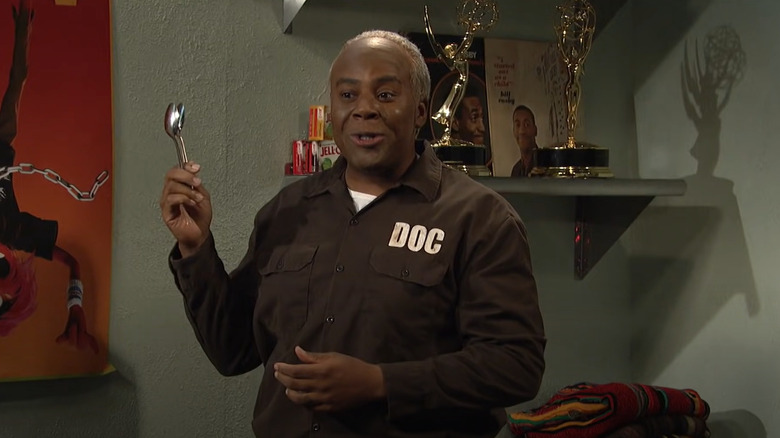 Kenan Thompson holding spoons