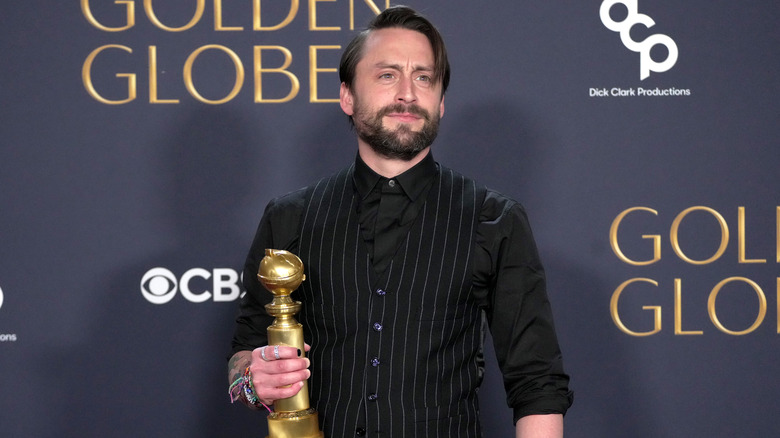 Kieran Culkin holding Golden Globe award