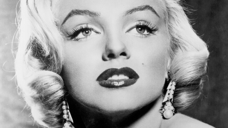 A closeup of Marilyn Monroe's headshot