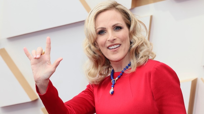 Marlee Matlin signing while on the Oscars red carpet