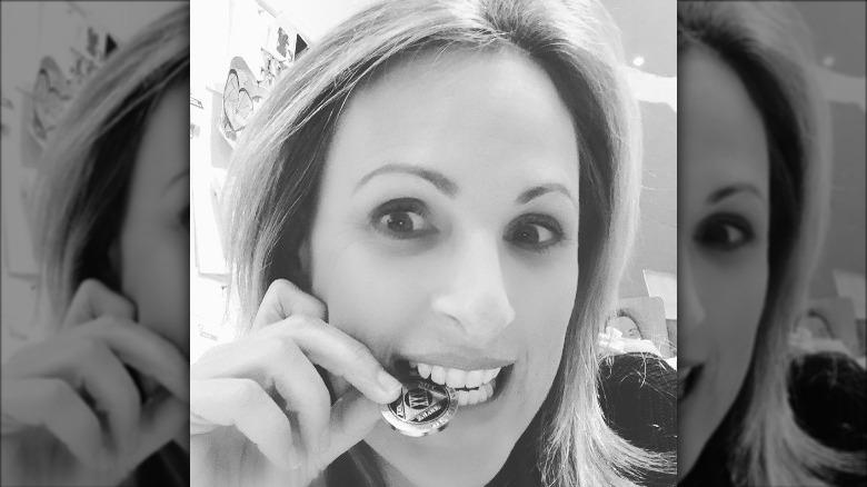 Marlee Matlin posing with a 30-year AA chip in her mouth