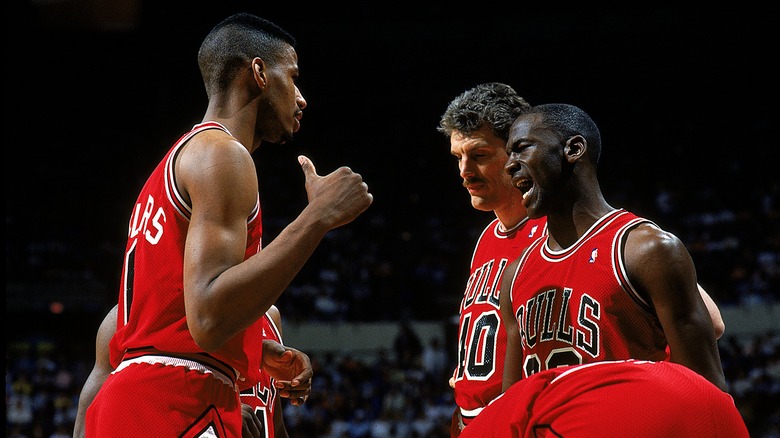 Michael Jordan addressing Bulls teammates