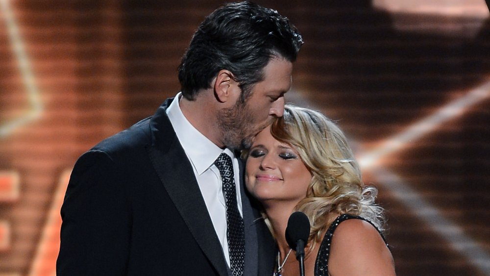 Blake Shelton kissing Miranda Lambert on head