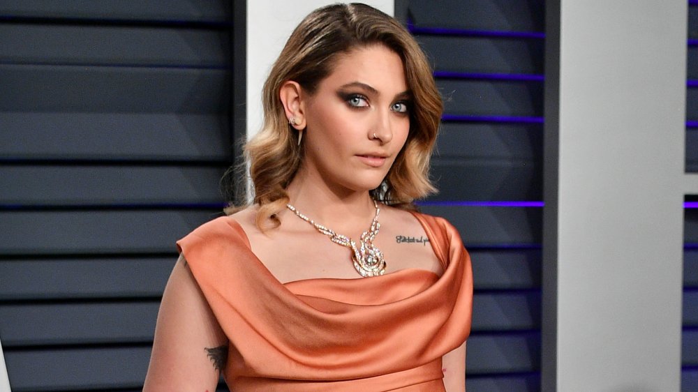 Paris Jackson con un vestido color melocotón con hombros descubiertos