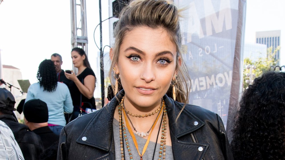 Paris Jackson con el pelo recogido en una cola de caballo