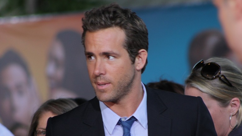 Ryan Reynolds posing on red carpet