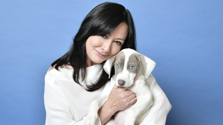 Shannen Doherty holding a puppy