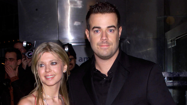 Tara Reid and Carson Daly posing for photographers