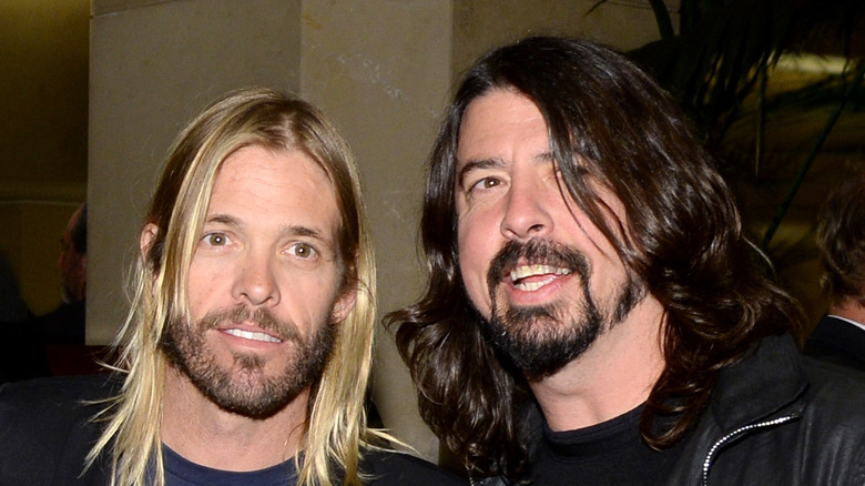 Taylor Hawkins and Dave Grohl posing together