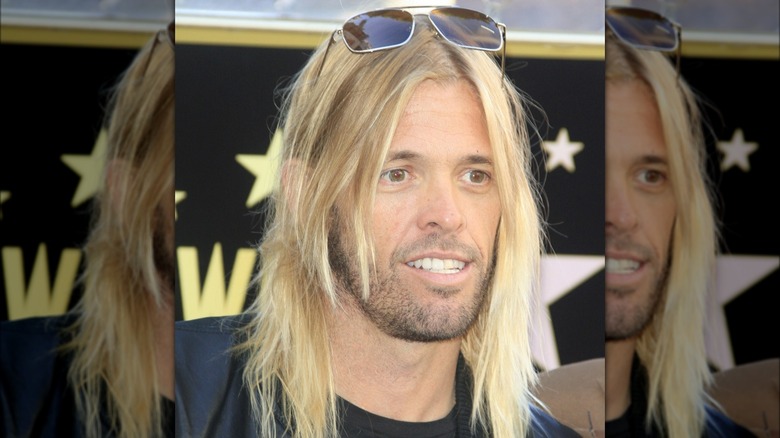 Taylor Hawkins posing