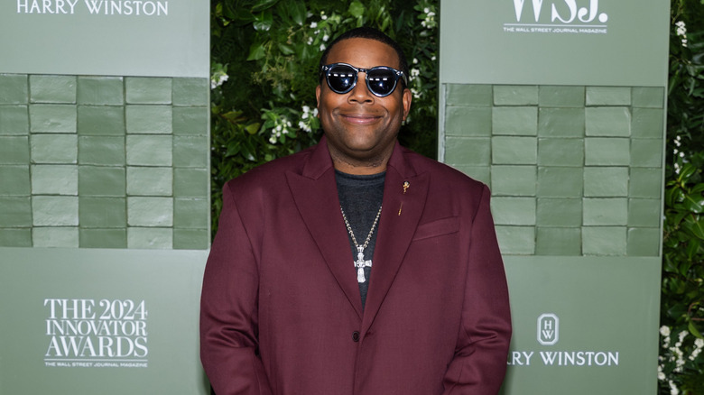 Keenan Thompson smiling and posing for photographers while wearing sunglasses