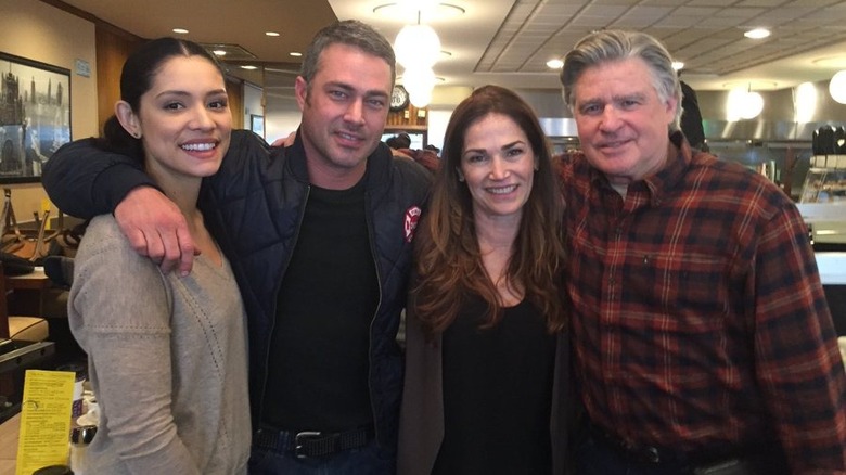 Treat Williams posing with castmates