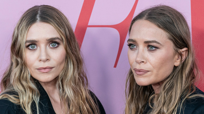 Mary-Kate and Ashley Olsen posing