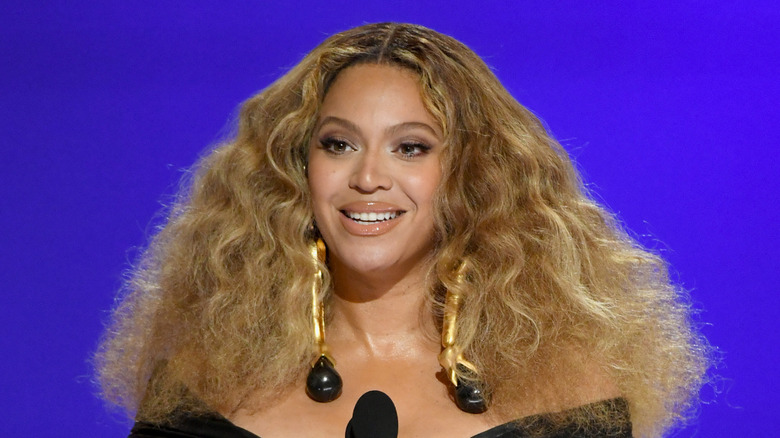 Beyonce accepting grammy