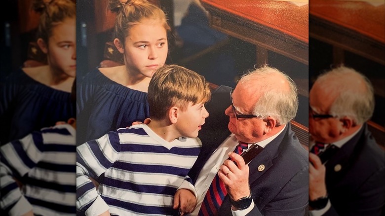 Tim Walz with his two kids