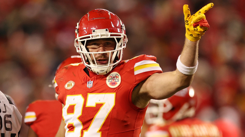 Travis Kelce playing football