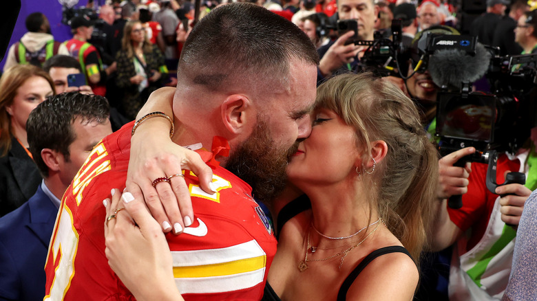 Taylor Swift and Travis Kelce kissing