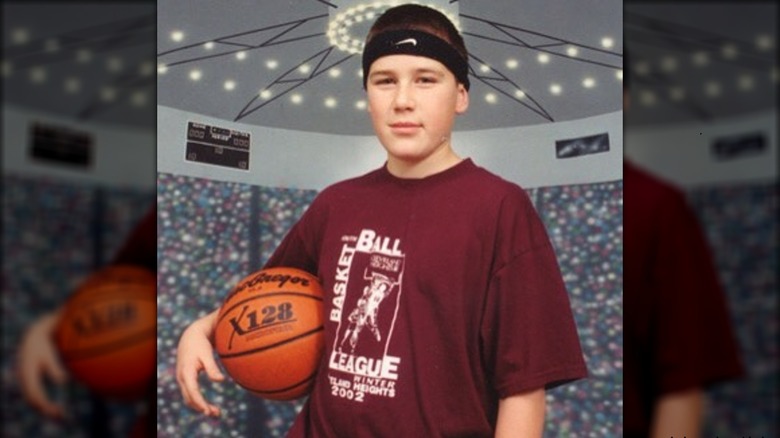 Travis Kelce holding basketball