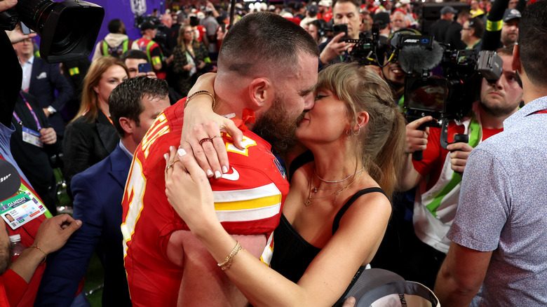 Travis Kelce and Taylor Swift kissing