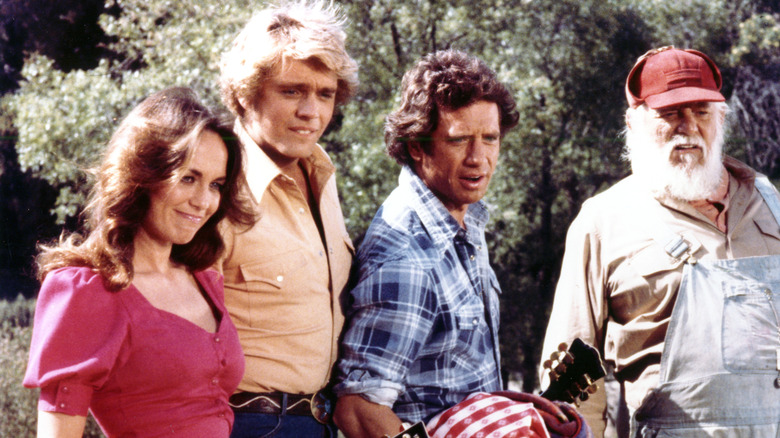 The Dukes of Hazzard cast on set