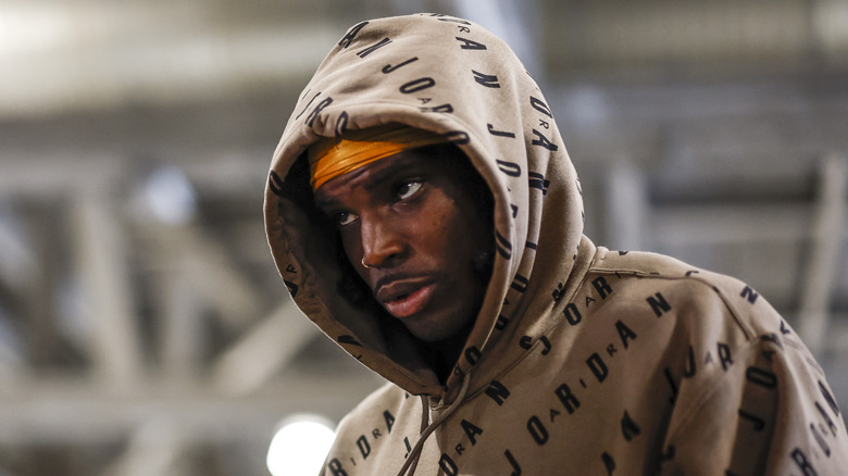 Tyreek Hill enters a football stadium