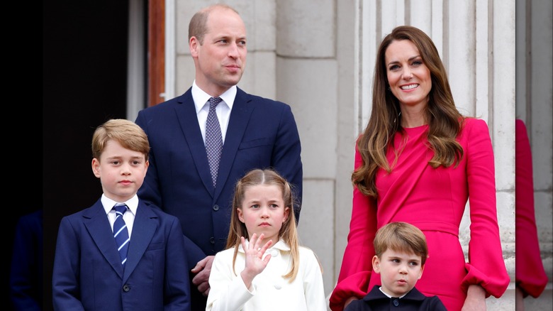 Kate Middleton, Prince William, George, Charlotte and Louis posing