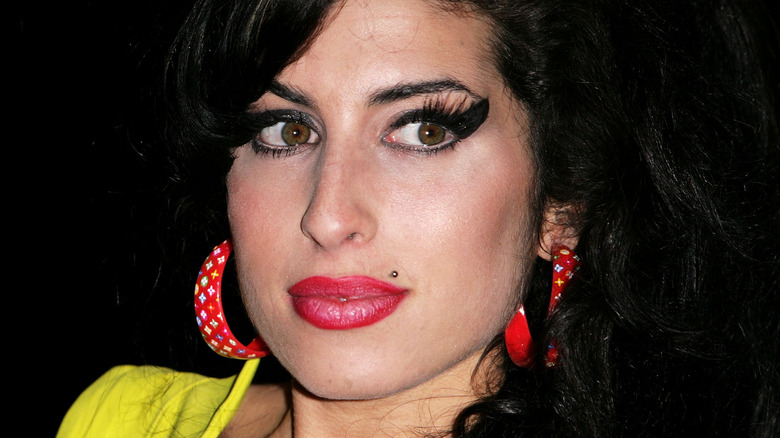 Amy Winehouse posing