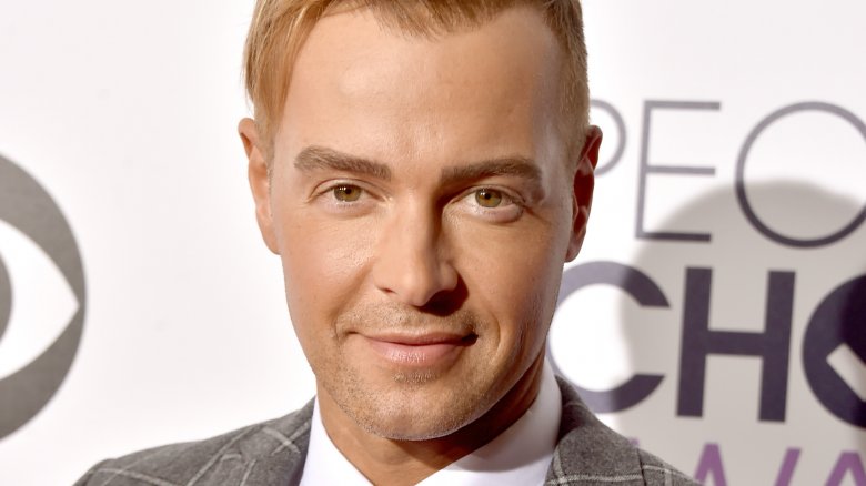 Joey Lawrence posing