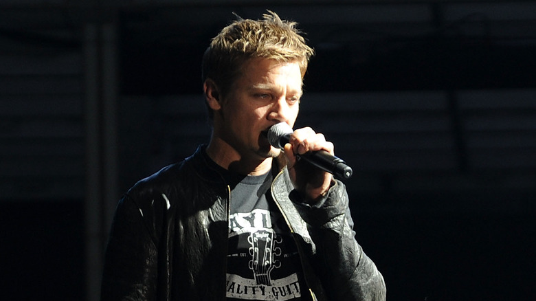 Jeremy Renner singing