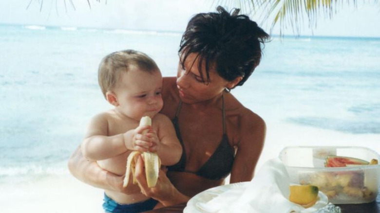 Victoria Beckham feeding Brooklyn a banana 