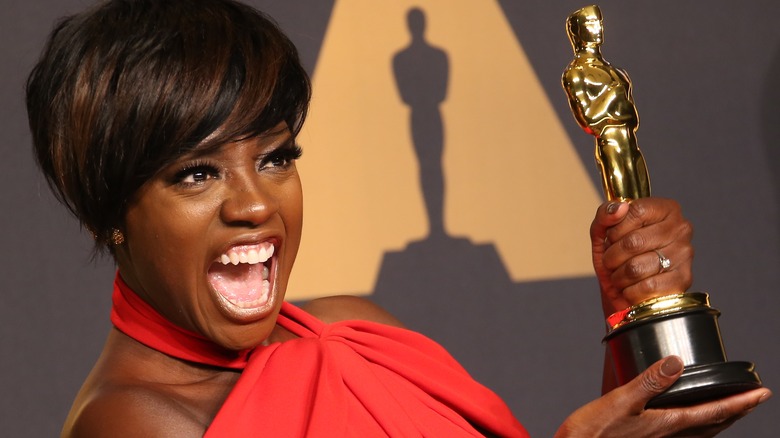 Viola Davis holding up Oscar