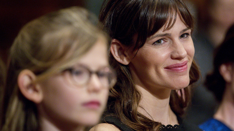 Violet Affleck next to Jennifer Garner 