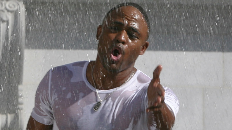 Wayne Brady in the rain, singing