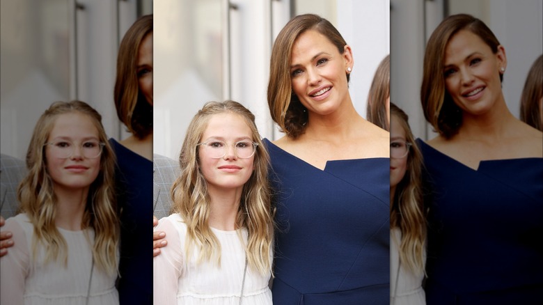 Violet Affleck and Jennifer Garner posing