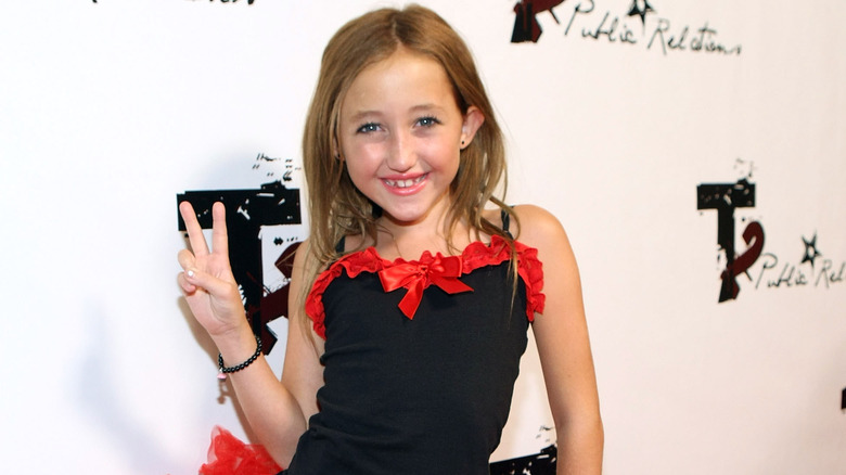 Noah Cyrus making peace sign