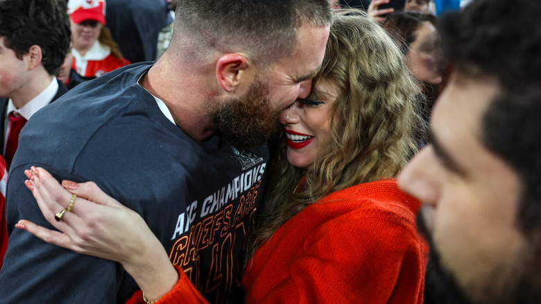 Taylor Swift and Travis Kelce hugging